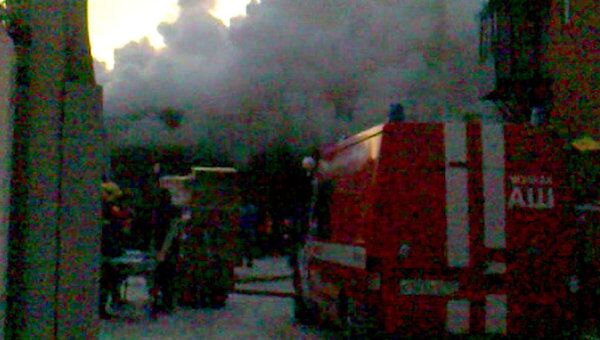 Горящий ангар в Москве тушили десять пожарных расчетов. Видео очевидца