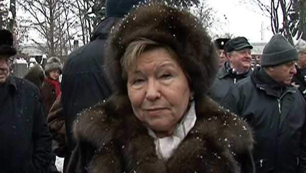Наина Ельцина приехала на Новодевичье кладбище почтить память мужа