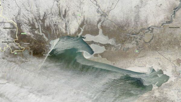 Черноморские пляжи впервые за 30 лет покрылись льдом толщиной почти полметра