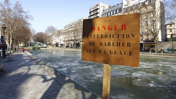 Замерзший канал Сен-Мартин в Париже