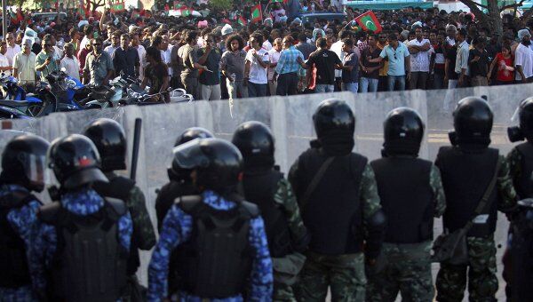 Столкновения сторонников экс-президента и полиции на Мальдивах