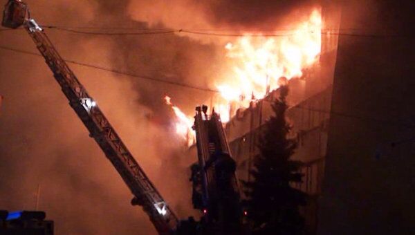 Тушению пожара в офисном здании в центре Москвы мешали замерзшие гидранты
