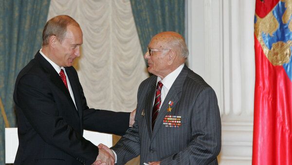 Владимир Путин (слева) поздравил в Кремле ветерана разведки Алексея Ботяна. Архив