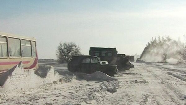 Спасатели МЧС вытащили сотни машин из-под снежных завалов в Крыму