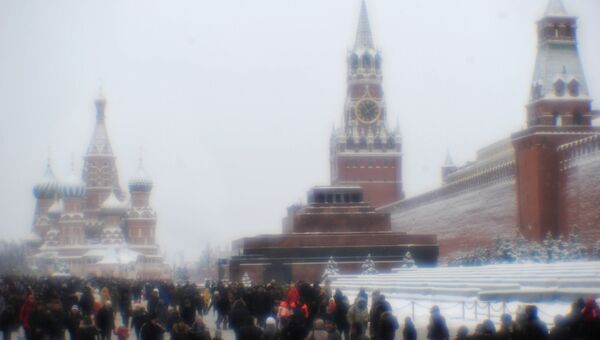 Москвичи и гости столицы на Красной площади зимой. Архивное фото