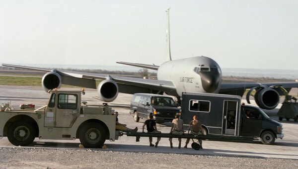 Самолет американских ВВС на военной авиабазе в аэропорту Манас города Бишкека. Архив