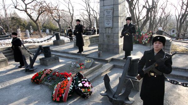Почетный караул военных моряков у памятника погибшим нижним чинам крейсера Варяг. Архивное фото во Владивостоке