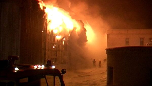  Пожарные потушили объятое пламенем депо в 35-градусный мороз 