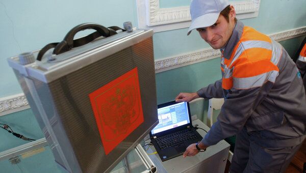 Установка программно-аппаратного комплекса на избирательном участке 0029 в Санкт-Петербурге. Архив