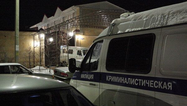 Милицейская машина у дома на улице Мичурина в Ставрополе в гараже, которого были обнаружены тела Слизаева и его семьи. Архив