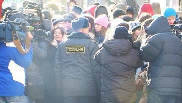 Полицейские сорвали флешмоб в поддержку Путина в центре Москвы