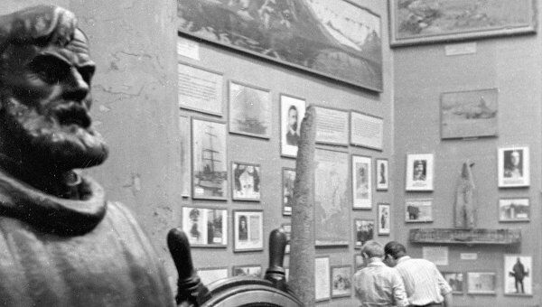 Экспонаты, посвященные известному русскому мореплавателю Семену Дежневу, в одном из залов музея Арктики и Антарктики. Архив