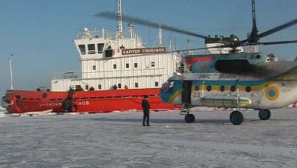 Спасатели эвакуируют россиян с судов, зажатых льдами в Азовском море