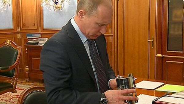 Путину подарили первую пробу воды из реликтового озера в Антарктиде