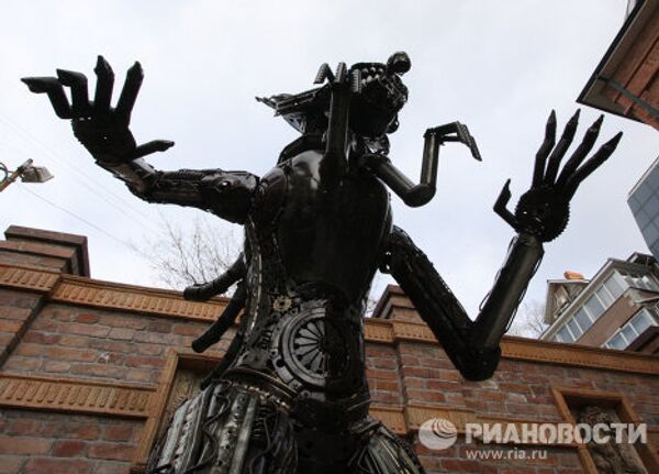 Статуя Чужого установлена в центре Владивостока