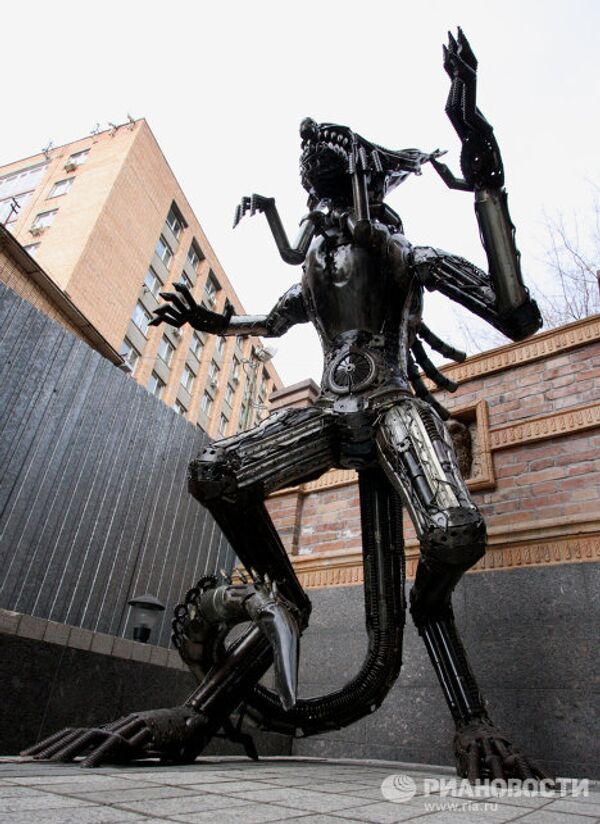 Статуя Чужого установлена в центре Владивостока