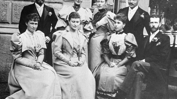 Генерал-губернатор Москвы Великий князь Сергей Александрович (сидит справа), его супруга Елизавета Федоровна (2 слева) и Николай II (стоит слева). Дамы одеты по моде начала ХХ века. Фото 1903 года.