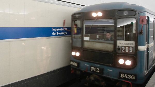 Поезд в метро Санкт-Петербурга. Архив