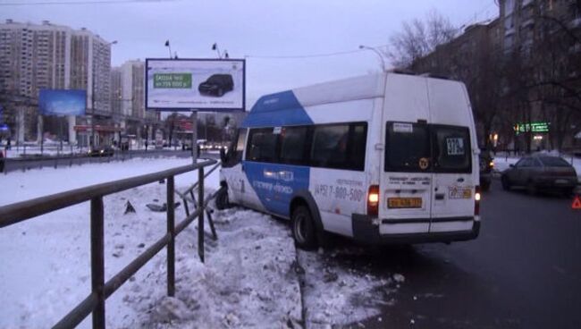 Маршрутка с пассажирами влетела в ограждение на северо-востоке Москвы