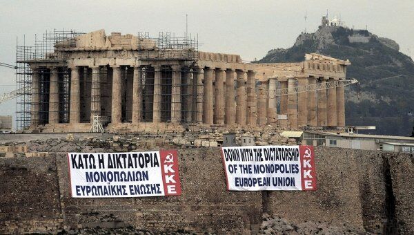 Плакаты, протестующие против кредитного соглашения Греции с ЕС в Афинах