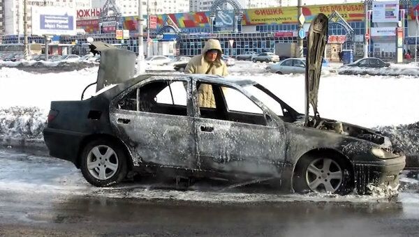 Автомобиль Peugeot сгорел в Москве у станции метро Южная