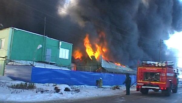 Черный дым от горящих радиаторов поднялся над складом под Екатеринбургом  