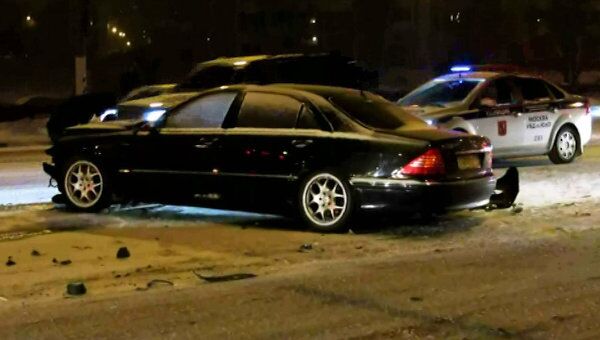 Mercedes врезался в самосвал на юге Москвы. Видео с места аварии