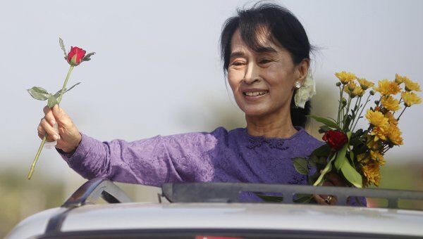 Лидер оппозиции Мьянмы Аун Сан Су Чжи начала избирательную кампанию