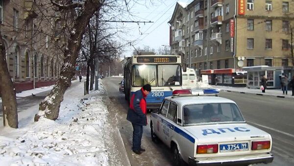 Троллейбус сбил женщину на востоке Москвы. Видео с места ЧП