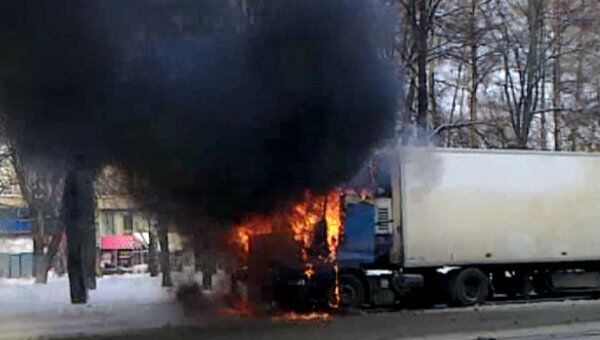 Общественный транспорт спешно объезжал горящую фуру на улице в Москве