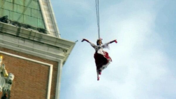 Ангел спустился со 100-метровой колокольни на карнавале в Венеции