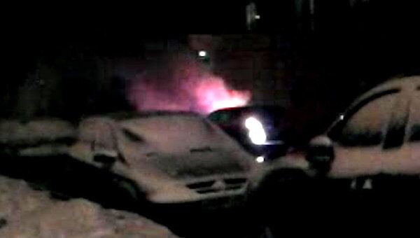 Злоумышленники подожгли Ford на севере Москвы. Видео очевидца