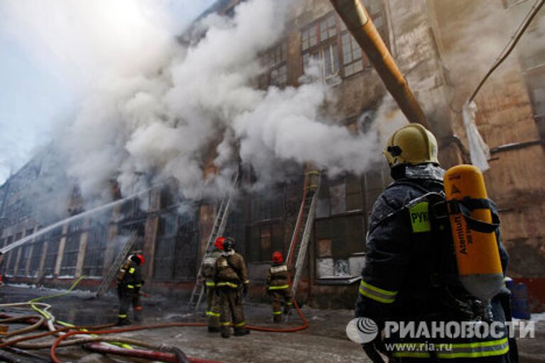 Машиностроительное предприятие горит в Петербурге