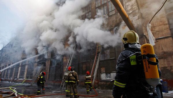 Машиностроительное предприятие горит в Петербурге