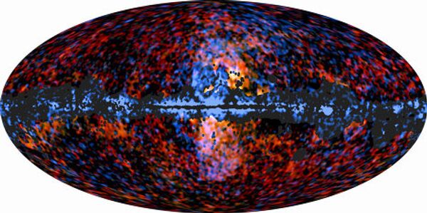 Карта неба по данным Планка, наложенная на карту, полученную гамма-телескопом Ферми. Отчетливо видны пузыри, которые совпадают со структурами, обнаруженными Планком