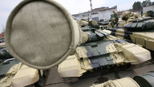 Подготовка военной техники к параду в военном городке в Екатеринбурге