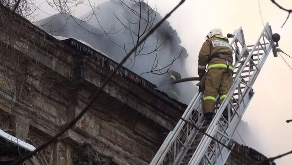 Пожар в трехэтажном доме в центре Ростова-на-Дону. Видео с места ЧП