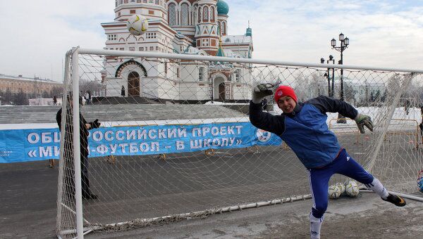 Школьники в -18 мороза сыграли в мини-футбол на соборной площади Омска