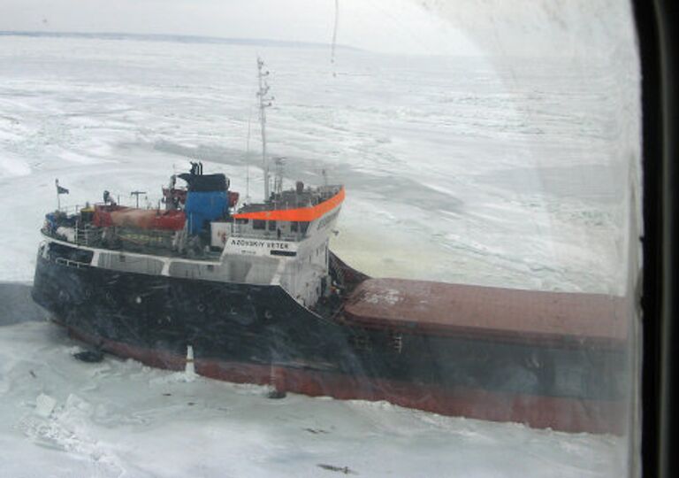 Лед заблокировал несколько судов в Азовском море