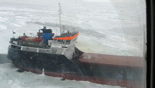 Лед заблокировал несколько судов в Азовском море