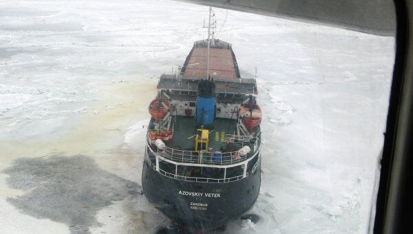 Лед заблокировал несколько судов в Азовском море