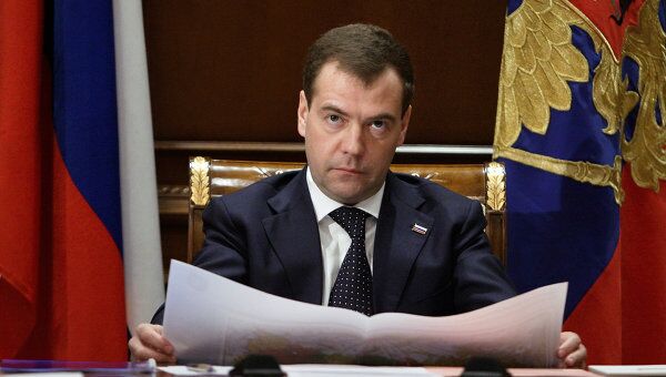 Медведев требует незамедлительно подготовить новую программу пожарной безопасности