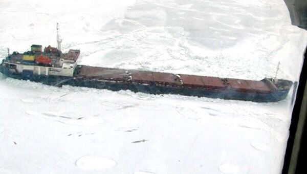 Ледоколы выводят корабли из ледового плена в Азовском море