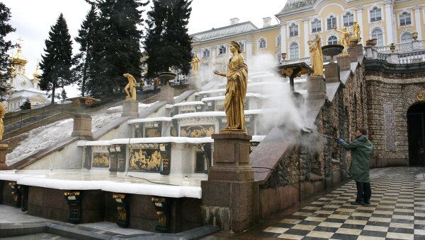 Благоустройство территории Государственного музея-заповедника Петергоф после зимы