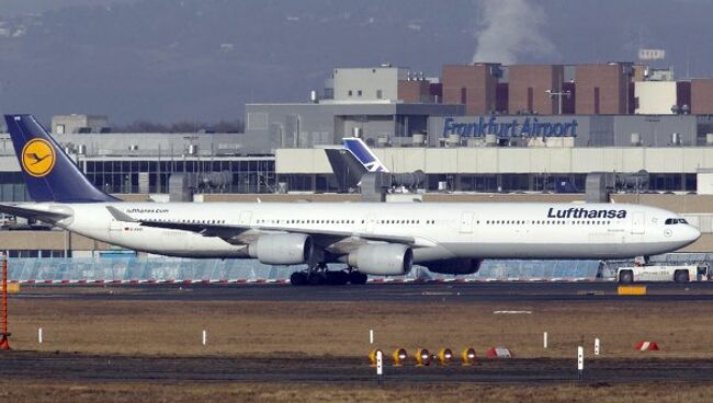 Самолет Airbus 340-600 авиакомпании Lufthansa в аэропорту Франкфурта-на-Майне