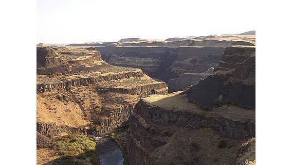 Характерные ступеньки, возникшие в результате лавого потопа в долине реки  Снейк (штат Орегон) примерно 14-17 миллионов лет назад
