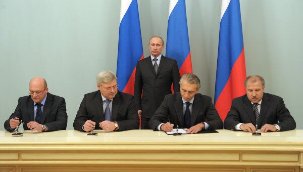Премьер-министр РФ В.Путин присутствовал на подписании соглашения по развитию ФК Томь