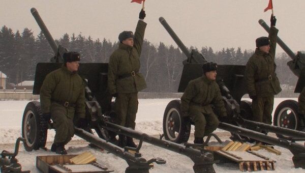 Солдаты учатся запускать Венки и Кружева для салюта 23 февраля