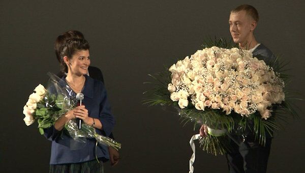 Поклонники вручили Одри Тоту 115 роз на премьере Нежности в Москве
