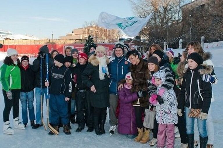 Папина дочка каталась на коньках с малышами из детдома